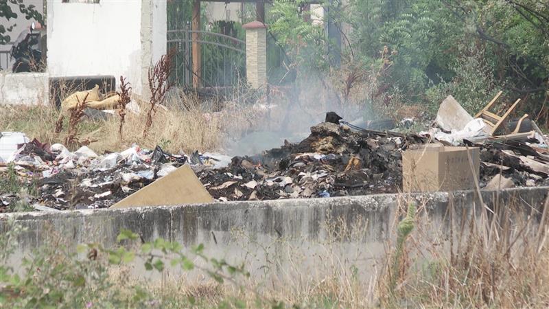 Додека горат шумите во планините – околу градовите горат диви депонии