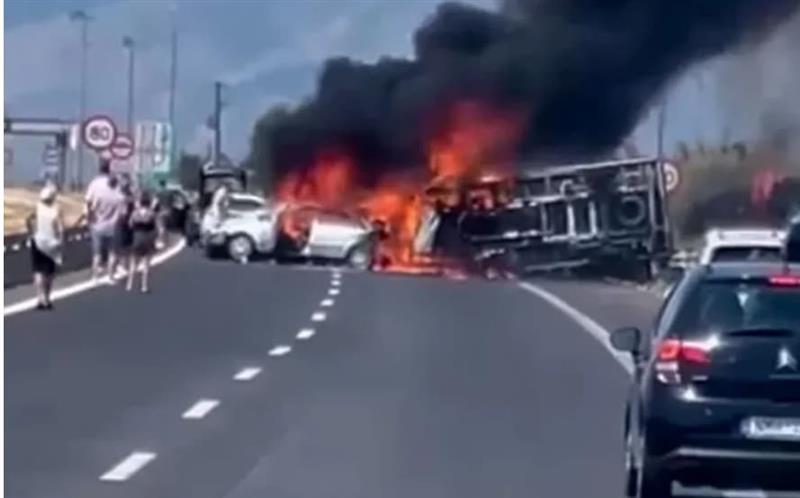 Страшна сообраќајка во Грција: Три лице изгореле во судар на два автомобила и камион на автопат (ВИДЕО)