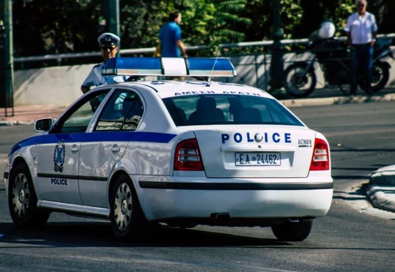 Ужас во Атина: Со нож избодел жена во влезот на зградата, па ѝ се предал на полицијата (ВИДЕО)