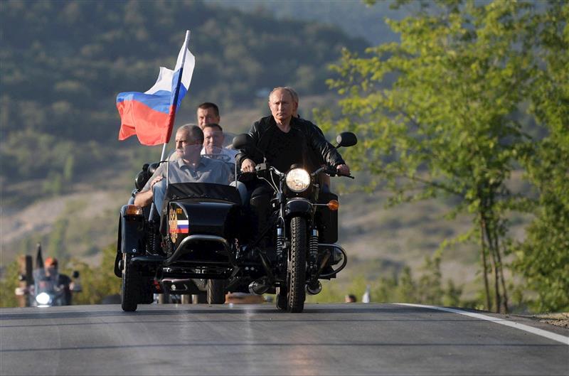 Додека беше во Алјаска, Путин на локален жител му подари мотоцикл (ВИДЕО) 