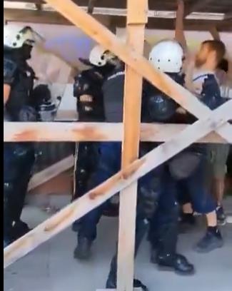 Студенти и граѓани ја блокираа зградата на судот во Нови Сад