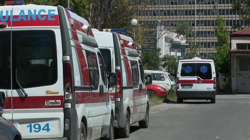 Жешкото и променливо време ја вжешти линијата на брзата помош, зголемен број колапси