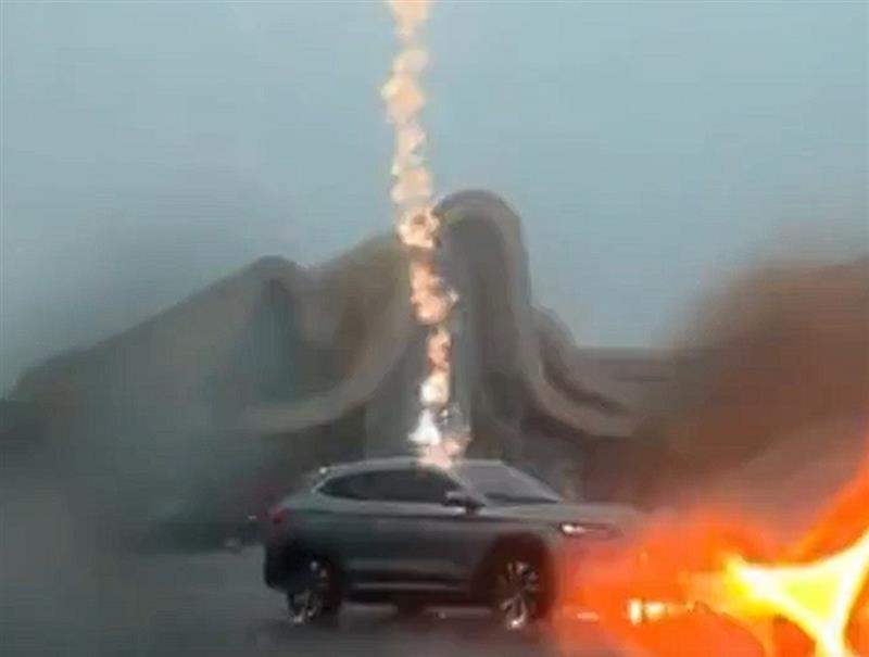 Гром три пати удри во теренец на BYD, возачот остана неповреден (ВИДЕО)