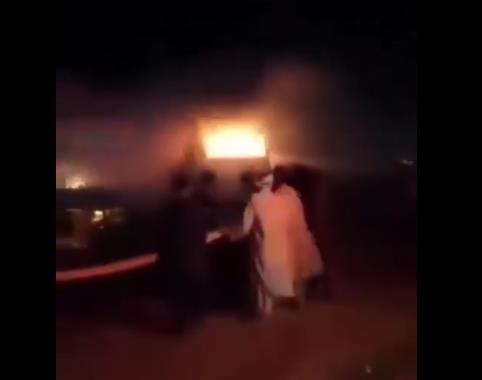 Видео- Авганистан: 76 загинати во судар на автобус со мигранти вратени од Иран