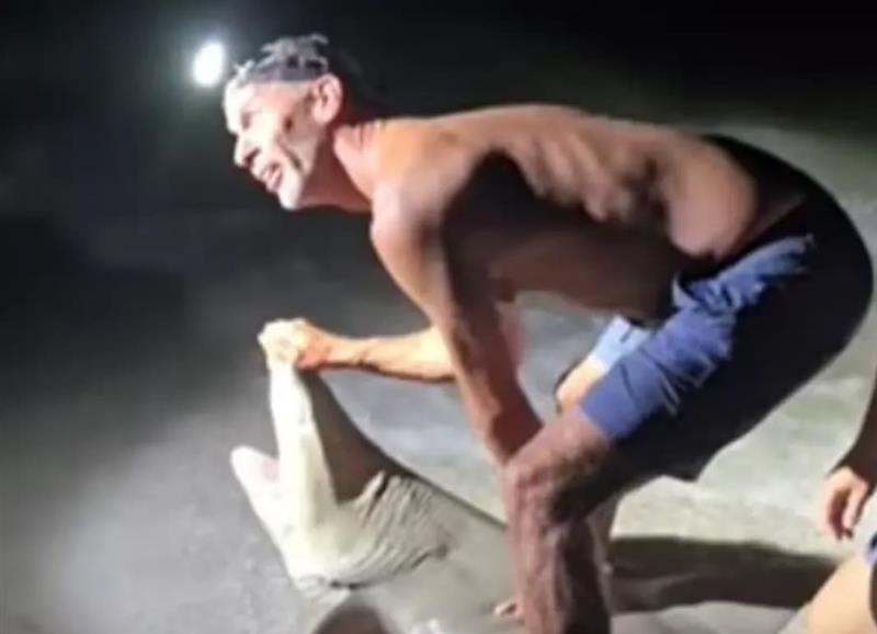 Сакал селфи со ајкула, но веднаш се покајал-се слушнале врисоци (ВИДЕО)