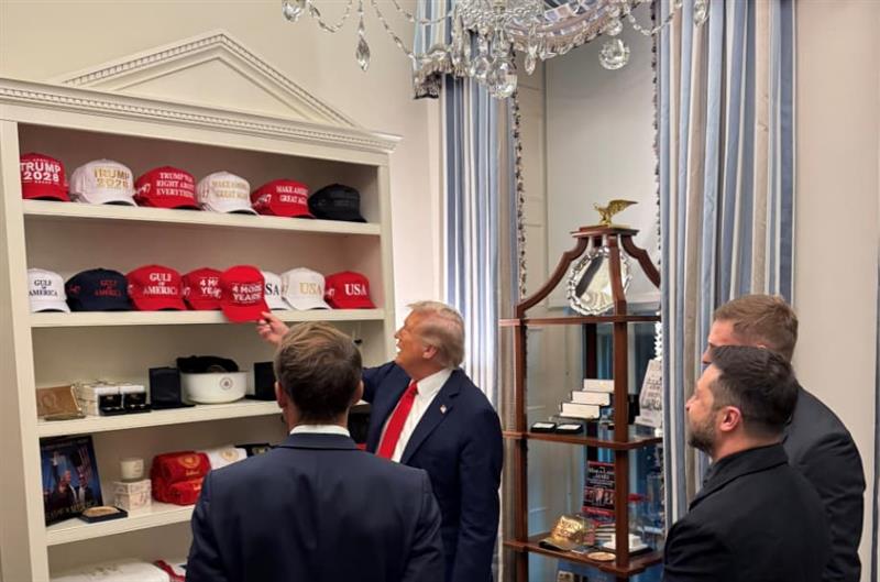 Сите се чудат колку МАГА капчиња има Трамп, им се фали на претседателите во плакарот (ВИДЕО) 