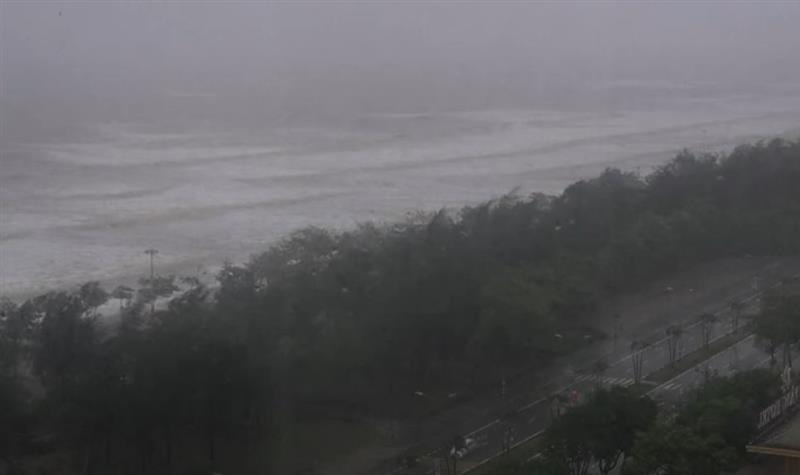 Илјадници евакуирани, откажани летови поради очекувањето на тајфунот Каџики да го погоди Виетнам