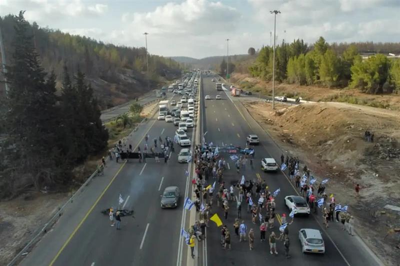 Главните автопатишта во Израел затворени поради протести со кои се бара прекин на војната во Газа