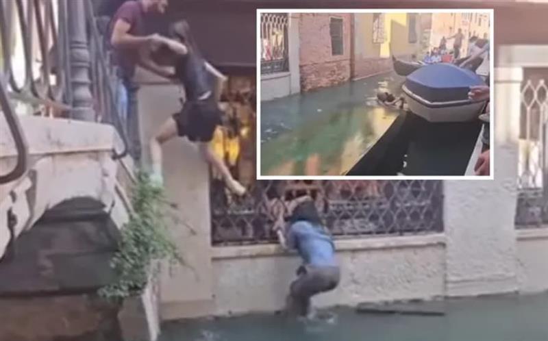 Се преврте гондола во Венеција- поради селфи, туристите завшрија во вода (ВИДЕО)