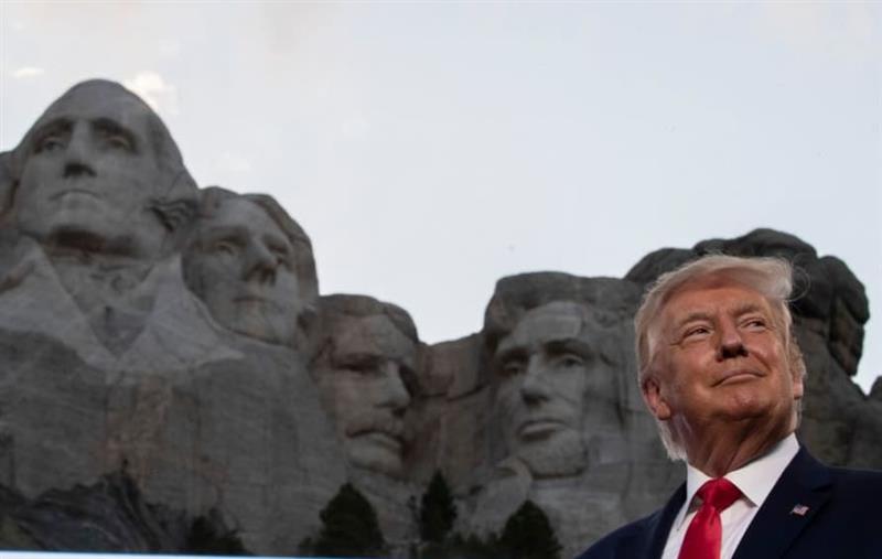Трамп сепак нема да добие статуа со својот лик на планината Рашмор, експертите го одбија 