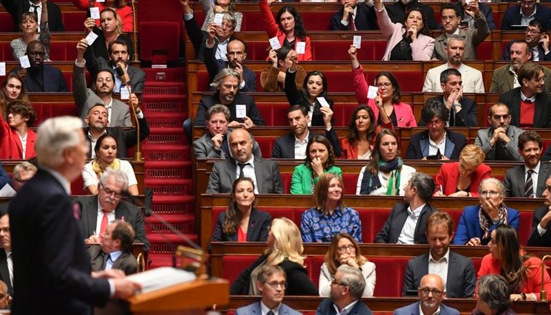 Мнозинството Французи сакаат нови избори, најголема поддршка има антимигрантска партија 