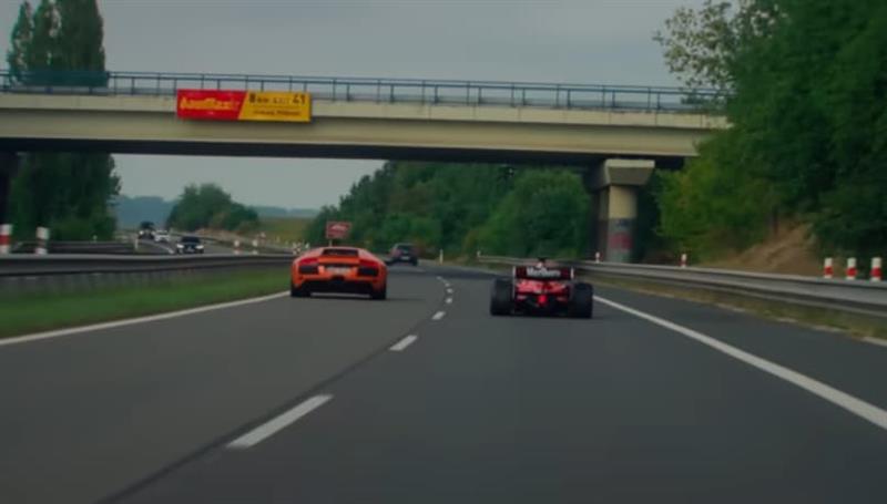Болид на Формула 1 се трка со најбрзите автомобили на автопат, сите сакаат да знаат кој е возачот (ВИДЕО)