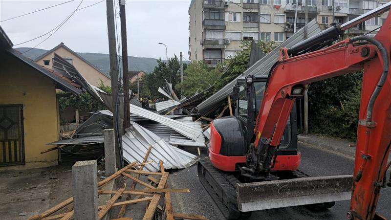 Стојкоски: Со механизација ќе се расчистуваат остатоците од кровот на зградата што падна во невремето во Ѓорче Петров, нема повредени лица