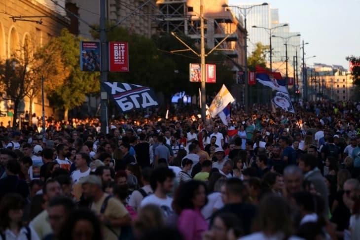 Во Белград без инциденти, во Нови Сад - шок бомби и интервенција на полицијата