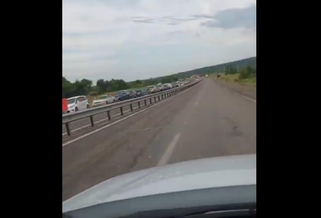 Километарски редици за гориво во Русија,  Украинците и натаму ги напаѓаат рафинериите (ВИДЕО)