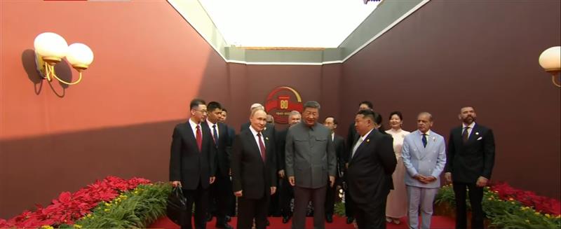 Мистериозни куфери на парадата покрај Путин: Во едниот е неговиот измет, а во другиот – копче од кое светот стравува