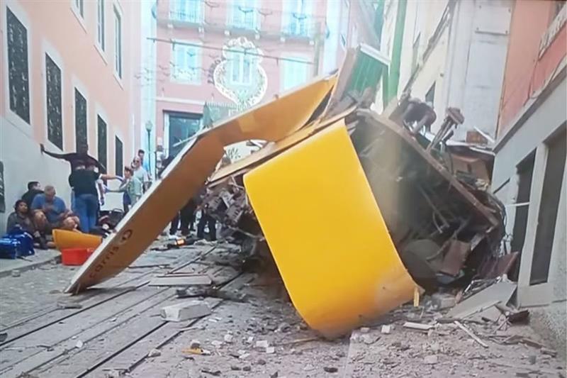 Ден на жалост во Португалија, 15 загинати и 18 повредени при несреќа со фуникулар во Лисабон