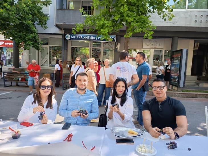 Почна ,,Тиквешки гроздобер" со гроздоберска трпеза среде Кавадарци
