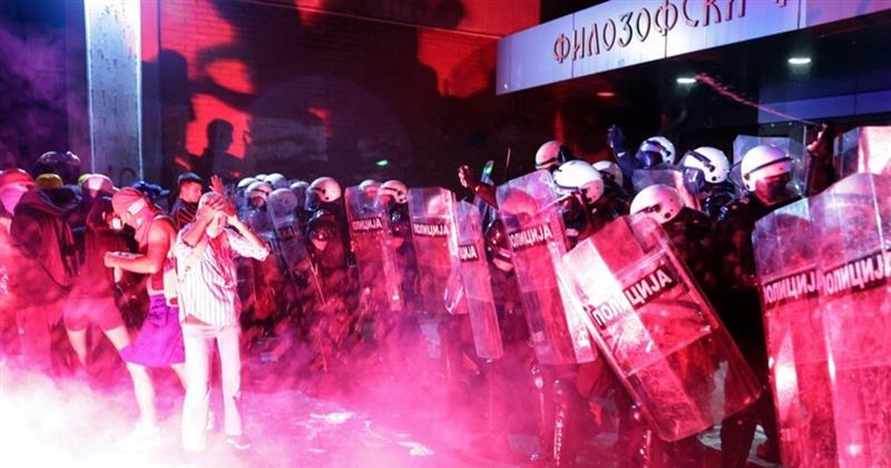Жестоки судири меѓу студентите и полицијата во Нови Сад: Употребени солзавец и шок бомби