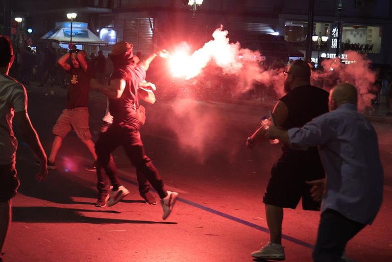 Молотови коктели во центарот на Атина по протестот за железничката несреќа (Видео) 