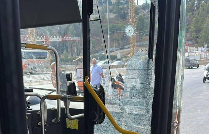 Најмалку четворица загинати во терористички напад во Ерусалим – се качиле во градски автобус и пукале во патниците (ВИДЕО)