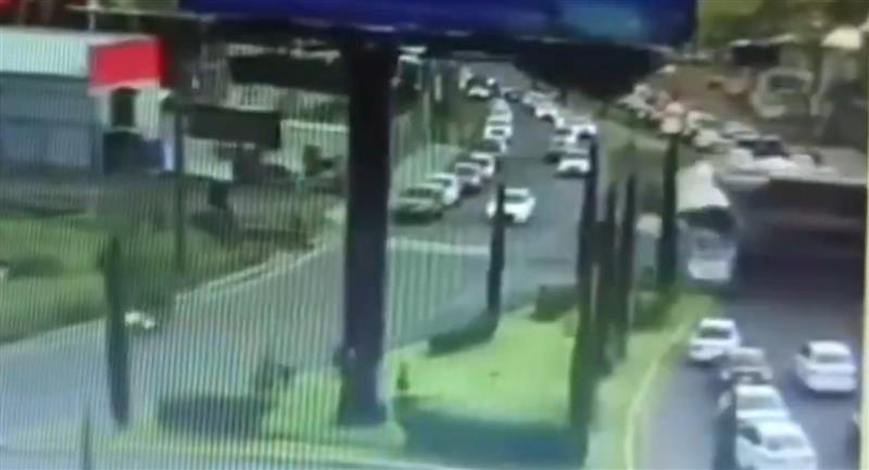 Видео: Најмалку 10 мртви во судар меѓу товарен воз и двокатен автобус во Мексико