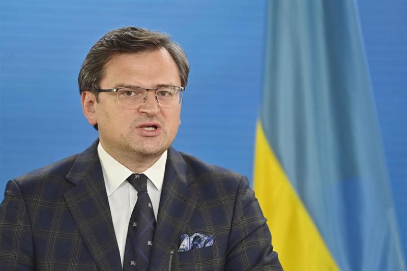 Кулеба експресно ја напуштил Украина, дознал дека Зеленски подготвува забрана за патување на поранешни функционери