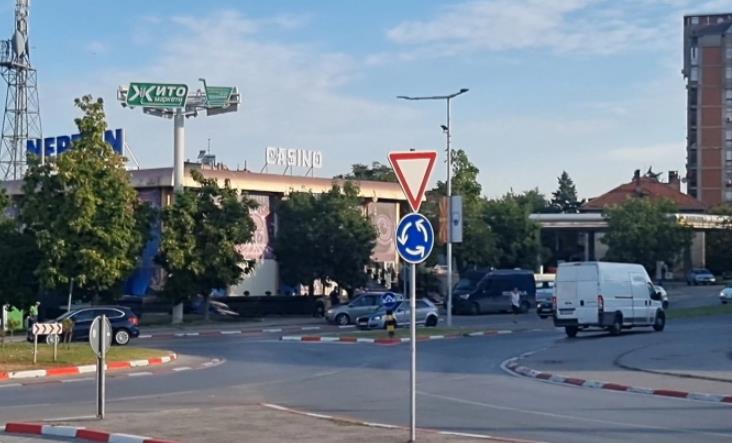 Во Штип повредена жена на тротоар од возило, во кое немало возач