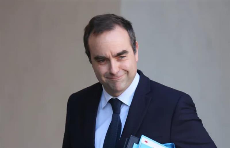 Новиот француски премиер напладне ја презеде функцијата, на улиците хаос 
