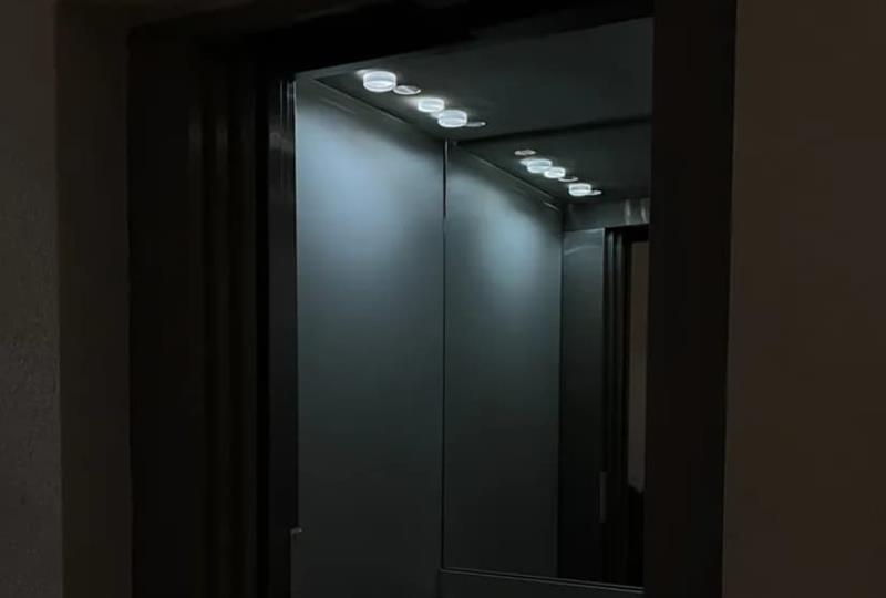 Четири дена бил заглавен во лифт без храна и вода, не работело копчето за итни случаи 