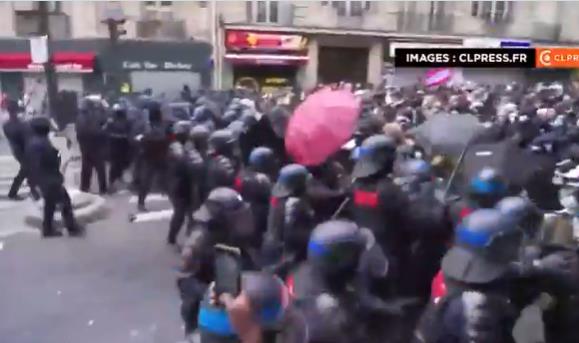 Видео: Француската полиција брутално ги разби сите блокади- Околу 500 уапсени
