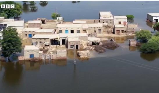 Најмалку 97 луѓе загинаа во поплавите во Пакистан