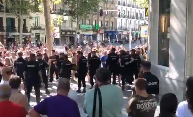 Пропалестинските демонстрации во Мадрид ја прекинаа велосипедската трка „Вуелта а Еспања“
