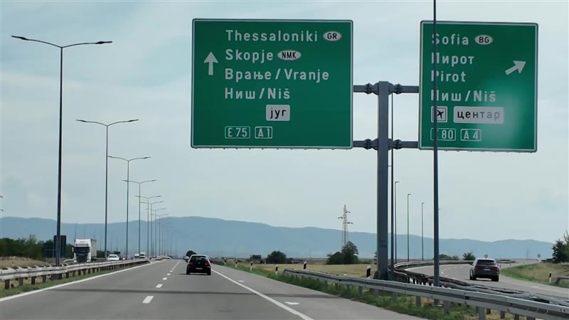 На патоказните табли во Србија, наместо кодовите „МК“ и „MKD“ се користи непостоечкиот код „NМК“
