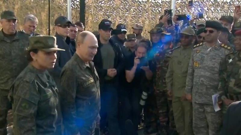 Путин во униформа ја надгледува големата воена вежба на границата со НАТО (ВИДЕО)