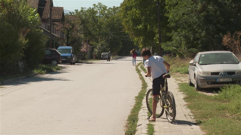 Екипата на Канал 5 во Трубарево- Животот полека се враќа, но и натаму се чувствува непријатен мирис