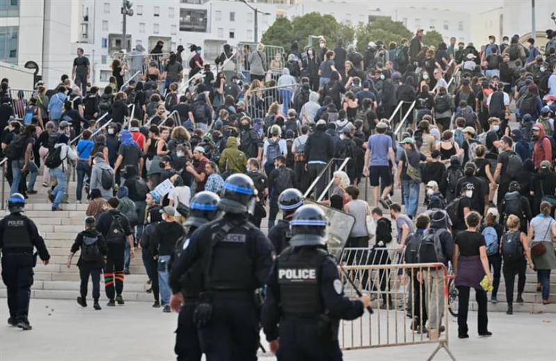 Во протестите ширум Франција повредени шестмина полицајци и приведени 119 лица
