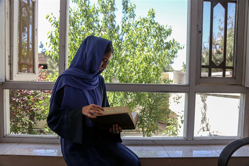 Талибанците на универзитетите во Авганистан ги забраниле книгите, напишани од жени 