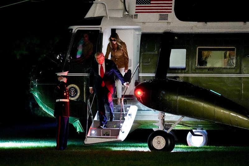 Поради дефект, принудно слета хеликоптерот со Доналд и Меланија Трамп 