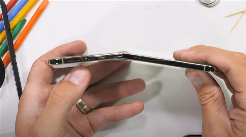 Видео: Тест за издржливост на „iPhone Air“
