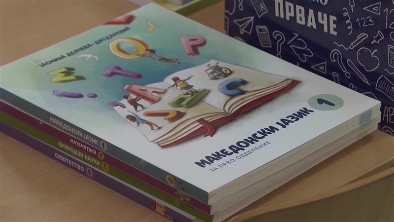 Основците кои останаа без учебици ќе учат од копирани материјали–МОН нема да доставува нови 