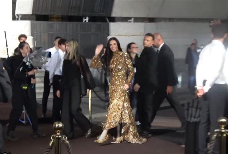 Видео: Деми Мур во светкава тоалета на Модната недела во Милано