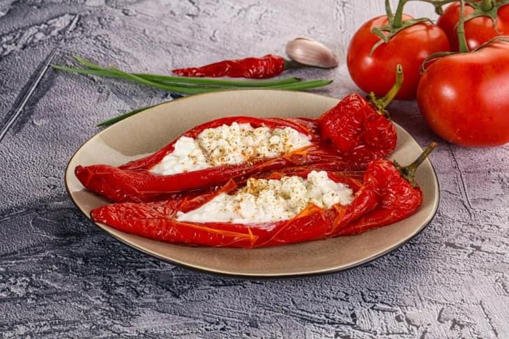 Печени пиперки полнети со фета сирење