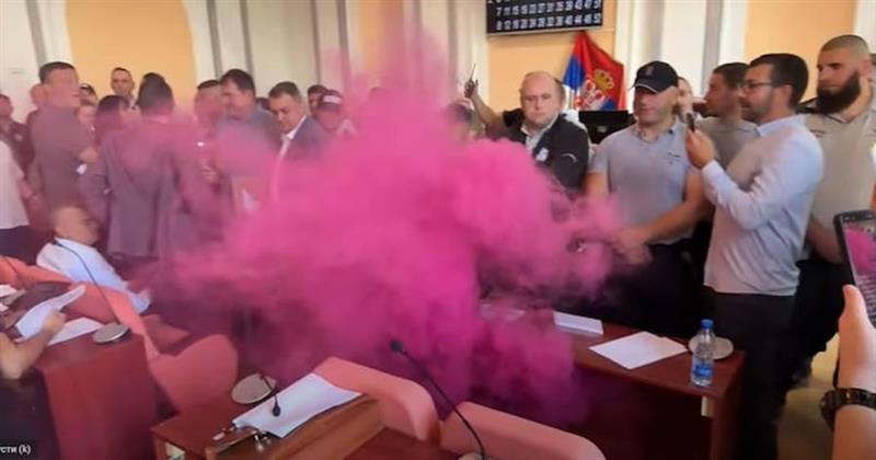Видео: Хаос во Собранието на Заечар, фрлена чадна бомба и употребен бибер-спреј