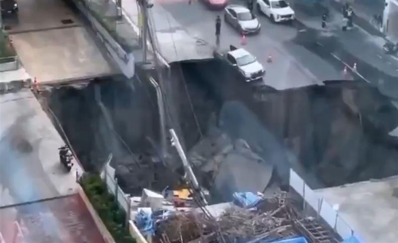 Видео: Огромна дупка се отвори на прометна улица во Бангкок
