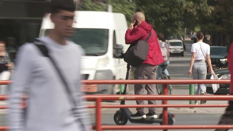 40 евра казна за пешаците на пешачки, 50 евра за возачите на велосипеди и тротинети ако користат телефон или слушалки