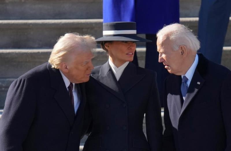 Трамп го смени портретот на Бајден во Белата куќа со слика на која има машина за потпишување (ФОТО)