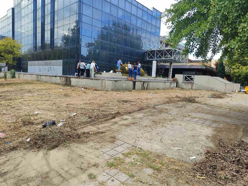 По десетината репортажи на Канал 5, конечно се уредува дворот на Универзитетската библиотека (ФОТО)