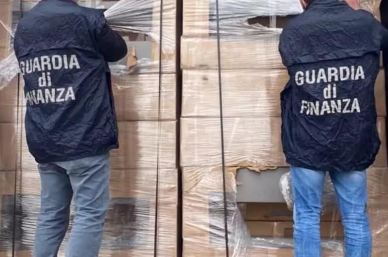 Во бункер во Италија е откриена најголемата илегална фабрика за цигари- запленети се 300 тони