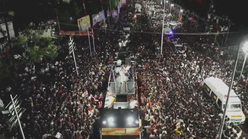 Најмалку 29 загинати во човечко стампедо на собир на индиски актер и политичар, меѓу жртвите и деца (ВИДЕО)